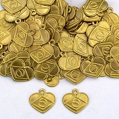 ACESSÓRIO NO BRUTO PRONTO PARA O BANHO - (3.935A1) CORAÇÃO BANDEIRA DO BRASIL 14MM - PESO TOTAL 0,5GR - COMPOSIÇÃO: 100% LATÃO - BRU0003816