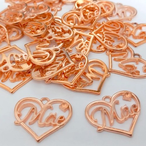 PINGENTE NO BRUTO PRONTO PARA O BANHO(CX170)PINGENTE DE CORAÇÃO MÃE (CRIS)(TAMANHO 2,5CM )PEÇA VAI COM CONTRA ARGOLA/ PESO 2,4GR ) BRU25049