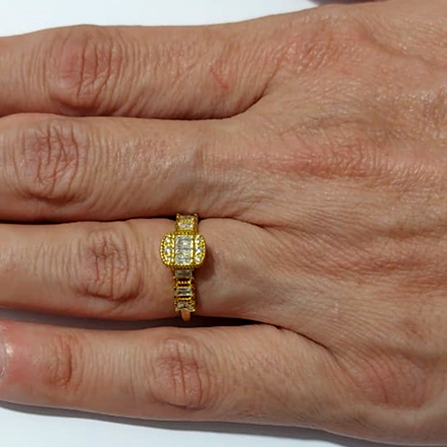 ANEL NO BRUTO PRONTO PARA O BANHO - ANEL CRAVEJADO EM MICROS ZIRCÔNIAS E DETALHE QUADRADO CRAVEJADO - PESO MÉDIO: 1,0GR - COMPOSIÇÃO: LATÃO / ZIRCÔNIA - ANEL000559