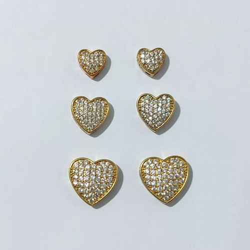 BRINCO NO BRUTO PRONTO PARA O BANHO - TRIO DE BRINCO DE PINO CORAÇÃO CRAVEJADOS EM MICROS ZIRCÔNIAS - TAMANHOS 8/10/14MM - PESO TOTAL 6,6GR - BRU25072