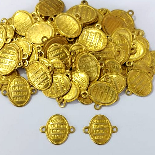 ACESSÓRIO NO BRUTO PRONTO PARA O BANHO - (3.1487A2) ACESSÓRIO OVAL O SENHOR É MEU PASTOR E NADA ME FALTARÁ COM DUAS ARGOLINHAS 13MM - PESO TOTAL 0,4GR - COMPOSIÇÃO: 100% LATÃO - BRU0003822