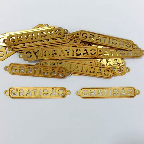 ACESSÓRIO NO BRUTO PRONTO PARA O BANHO - (084) ACESSÓRIO PLAQUINHA EM FOTO CORROSÃO PALAVRA GRATIDÃO COM DUAS ARGOLINHAS 7X39MM - PESO TOTAL 0,5GR - COMPOSIÇÃO: FOTO CORROSÃO - BRU0003828