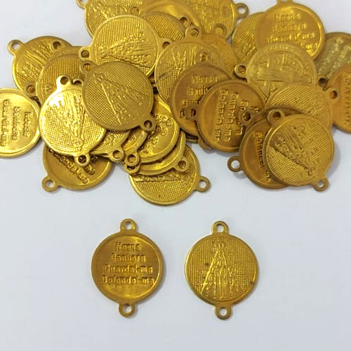 ACESSÓRIO NO BRUTO PRONTO PARA O BANHO - (CX.62) (3.1345AV2) ACESSÓRIO REDONDO NOSSA SRA APARECIDA COM DUAS ARGOLINHAS 13MM - PESO TOTAL 1GR - COMPOSIÇÃO: 100% LATÃO - BRU0003829