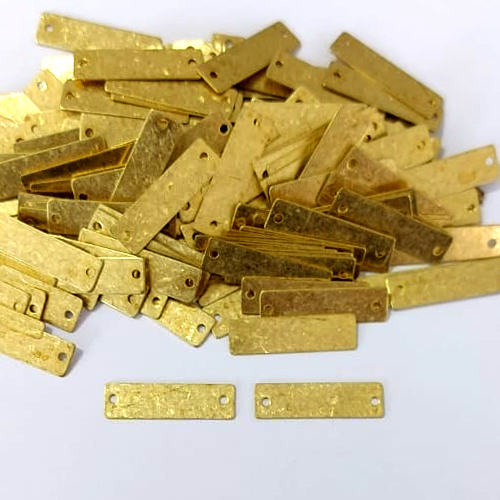 ACESSÓRIO NO BRUTO PRONTO PARA O BANHO - (V1182) ACESSÓRIO PLAQUINHA PARA GRAVAÇÃO COM DOIS FUROS 5X18MM - PESO TOTAL 0,2GR - COMPOSIÇÃO: 100% LATÃO - BRU0003830