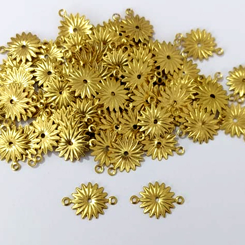 ACESSÓRIO NO BRUTO PRONTO PARA O BANHO - (V4101) ACESSÓRIO FLOR COM DUAS ARGOLINHAS 11MM - PESO TOTAL 0,4GR - COMPOSIÇÃO: 100% LATÃO - BRU0003835