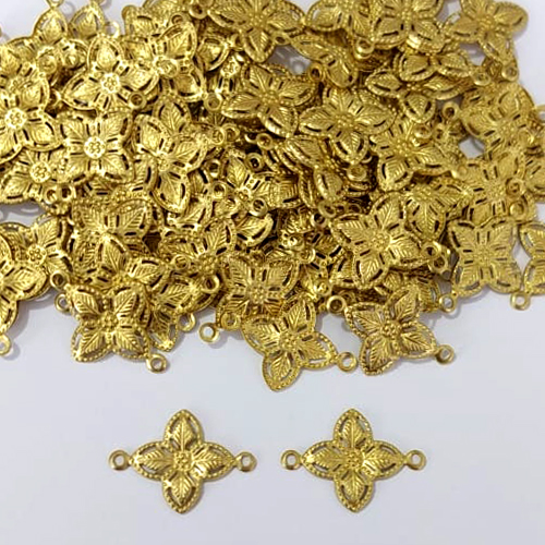 ACESSÓRIO NO BRUTO PRONTO PARA O BANHO - (V4055) ACESSÓRIO FLOR COM DUAS ARGOLINHAS 15MM - PESO TOTAL 0,5GR - COMPOSIÇÃO: 100% LATÃO - BRU0003836