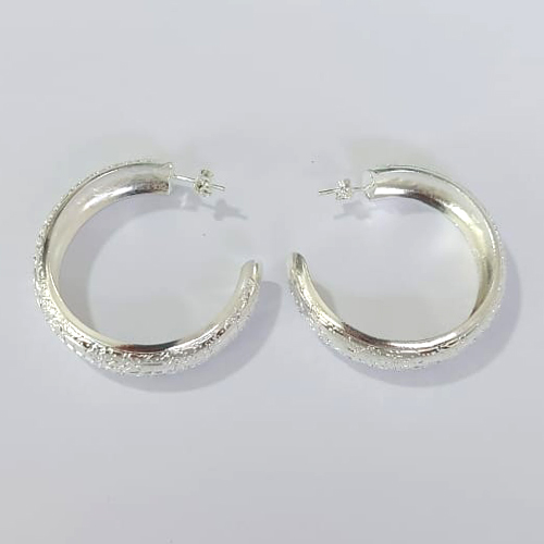 BRINCO FOLHEADO A PRATA COM 50 MILÉSIMOS + VERNIZ DIAMOND - BRINCOS DE ARGOLA TRABALHADA 12X42MM - PRA875