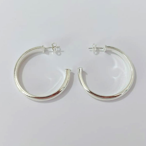 BRINCO FOLHEADO A PRATA COM 50 MILÉSIMOS + VERNIZ DIAMOND - BRINCOS DE ARGOLA LISA 6X40MM - PRA877