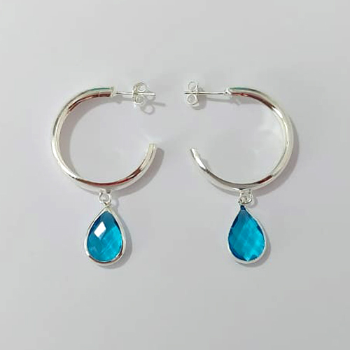 BRINCO FOLHEADO A PRATA COM 50 MILÉSIMOS + VERNIZ DIAMOND - BRINCOS DE ARGOLA LISA 5X28MM COM PINGENTE CRISTAL AZUL CLARO - PRA879