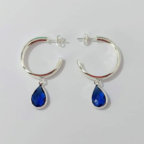 BRINCO FOLHEADO A PRATA COM 50 MILÉSIMOS + VERNIZ DIAMOND - BRINCOS DE ARGOLA LISA 5X28MM COM PINGENTE CRISTAL AZUL ESCURO - PRA880