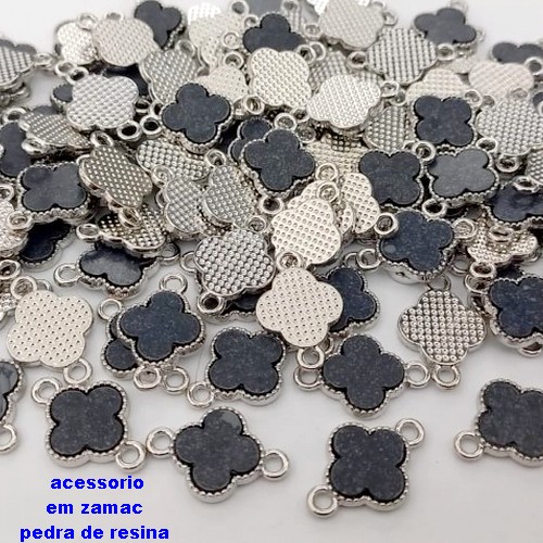 ACESSÓRIO NO BRUTO PRONTO PARA O BANHO - PINGENTE TIPO VAN CLEEF COM DUAS ARGOLINHAS - COMPOSIÇÃO: ZAMAC E RESINA - TAMANHO 10MM - (VENDIDO POR UNIDADE) PESO TOTAL 0,8GR - BRU25206