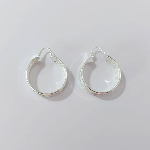 BRINCO FOLHEADO A PRATA COM 50 MILÉSIMOS + VERNIZ DIAMOND - BRINCOS DE ARGOLA COM TELA 11X25MM - PRA882