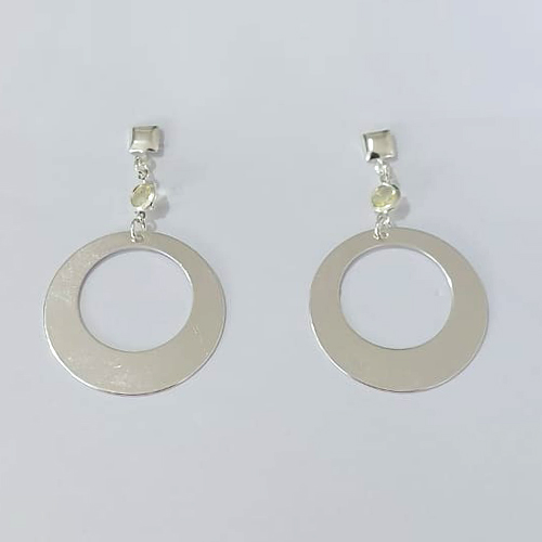 BRINCO FOLHEADO A PRATA COM 50 MILÉSIMOS + VERNIZ DIAMOND - BRINCOS DE PINO BASE QUADRADA COM CRISTAL E ARGOLA 28X46MM - PRA883