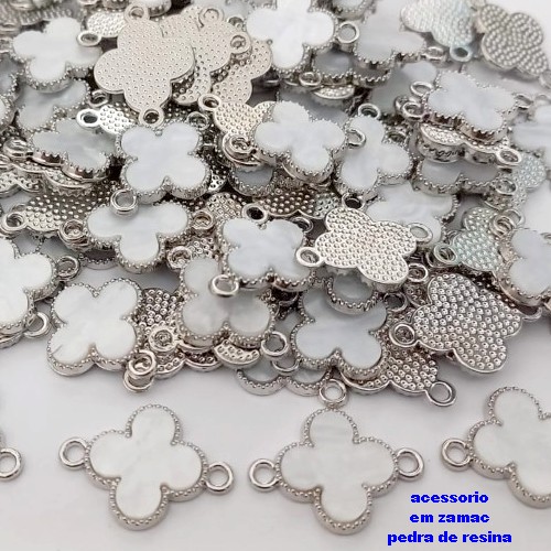 ACESSÓRIO NO BRUTO PRONTO PARA O BANHO - PINGENTE TIPO VAN CLEEF COM DUAS ARGOLINHAS - COMPOSIÇÃO: ZAMAC E RESINA - TAMANHO 14MM - (VENDIDO POR UNIDADE) PESO TOTAL 1GR - BRU25209