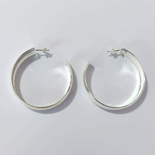 BRINCO FOLHEADO A PRATA COM 50 MILÉSIMOS + VERNIZ DIAMOND - BRINCOS DE ARGOLA LISAS 46MM LARGURA 9MM - PRA885