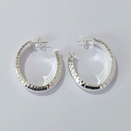 BRINCO FOLHEADO A PRATA COM 50 MILÉSIMOS + VERNIZ DIAMOND - BRINCOS DE ARGOLA OVAL DESENHADA 32MM LARGURA 7MM - PRA886