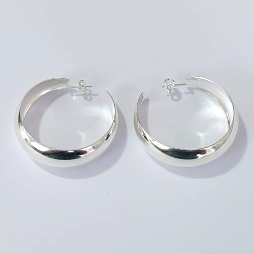 BRINCO FOLHEADO A PRATA COM 50 MILÉSIMOS + VERNIZ DIAMOND - BRINCOS DE ARGOLA LISA 44MM LARGURA 14MM - PRA887