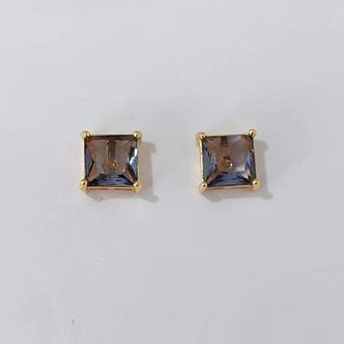 BRINCO FOLHEADO A OURO - BANHADO COM 5 MILÉSIMOS + VERNIZ DIAMOND - BRINCO DE PINO COM ZIRCÔNIA QUADRADA LILÁS 12MM OURO1277