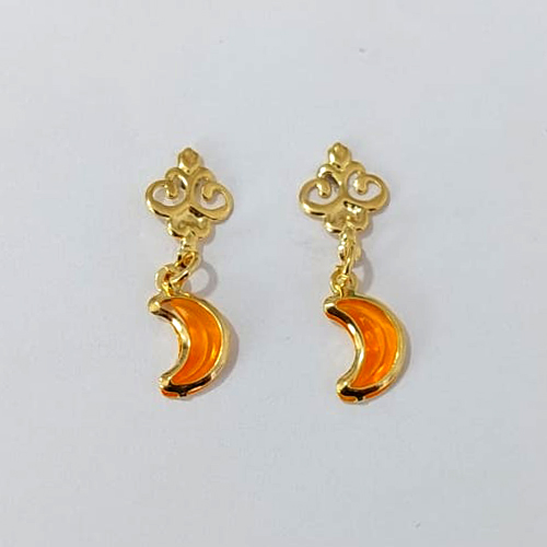 BRINCO FOLHEADO A OURO - BANHADO COM 5 MILÉSIMOS + VERNIZ DIAMOND - BRINCO DE PINO COM BASE VAZADA E LUA EM RESINA ACRÍLICA LARANJA 26MM OURO1284