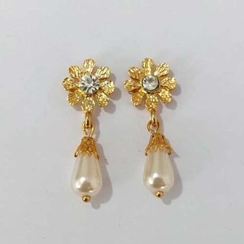 BRINCO FOLHEADO A OURO - BANHADO COM 5 MILÉSIMOS + VERNIZ DIAMOND - BRINCO DE PINO BASE FLOR COM ZIRCÔNIA E PÉROLA GOTA 37MM - OURO1286