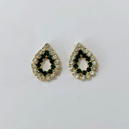 BRINCO FOLHEADO A OURO - BANHADO COM 5 MILÉSIMOS + VERNIZ DIAMOND - BRINCO DE PINO FORMATO GOTA COM MICRO ZIRCÔNIAS CRISTAIS E VERDES 17MM - OURO1287