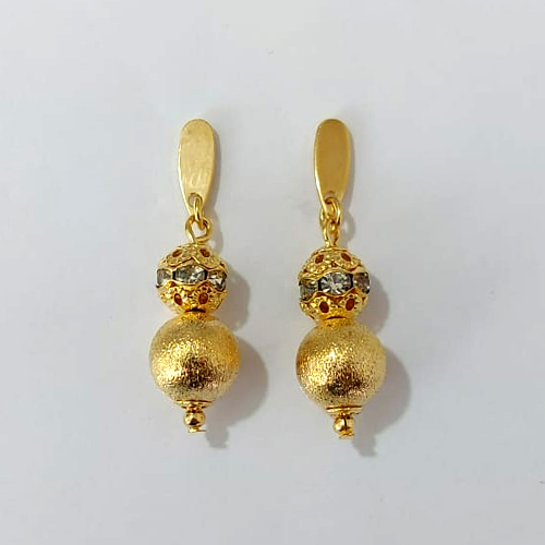 BRINCO FOLHEADO A OURO - BANHADO COM 5 MILÉSIMOS + VERNIZ DIAMOND - BRINCO DE PINO COM ESFERAS E MICROS ZIRCÔNIAS CRISTAIS 35MM - OURO1288