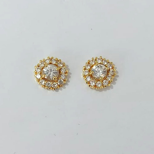 BRINCO FOLHEADO A OURO - BANHADO COM 5 MILÉSIMOS + VERNIZ DIAMOND - BRINCO DE PINO REDONDO CRAVEJADO EM MICROS ZIRCÔNIAS 12MM - OURO1291