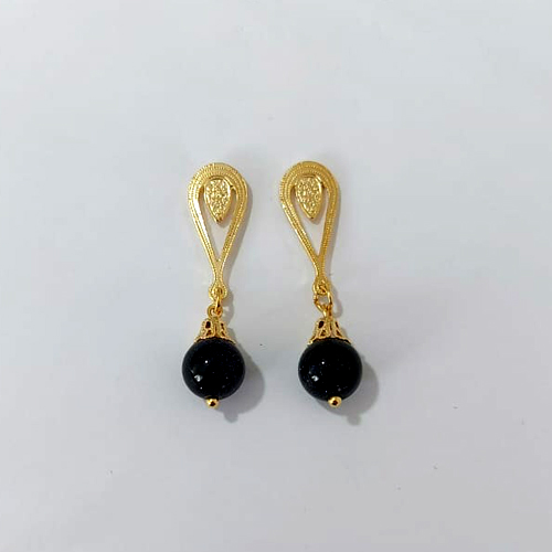 BRINCO FOLHEADO A OURO - BANHADO COM 5 MILÉSIMOS + VERNIZ DIAMOND - BRINCO DE PINO BASE GOTA VAZADA E PEDRA EM ACRÍLICO ROXO 41MM - OURO1293