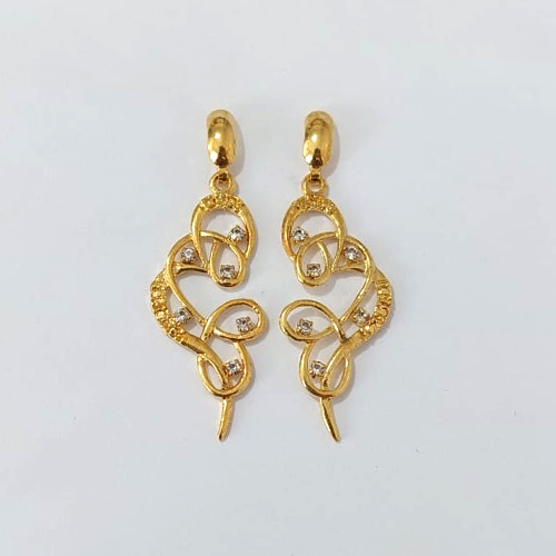 BRINCO FOLHEADO A OURO - BANHADO COM 5 MILÉSIMOS + VERNIZ DIAMOND - BRINCO DE PINO BASE CURVA E PINGENTE VAZADO TRABALHO CRAVEJADO EM MICROS ZIRCÔNIAS 50MM - OURO1294