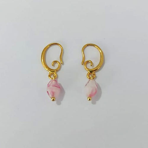 BRINCO FOLHEADO A OURO - BANHADO COM 5 MILÉSIMOS + VERNIZ DIAMOND - BRINCO DE PINO BASE ANZOL E PEDRA CRISTAL ROSA E BRANCA 27MM - OURO1295