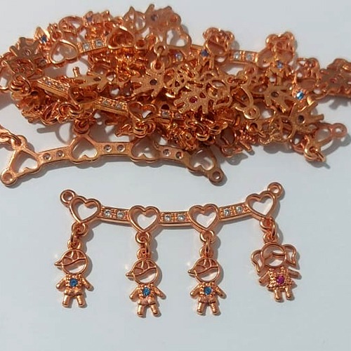 ACESSÓRIO NO BRUTO PRONTO PARA O BANHO - (MAD) (CX.,54) CANGA 3 MENINOS E 1 MENINA COM ZIRCÔNIA 20X40MM - PESO TOTAL 2,6GR - BRU0003857