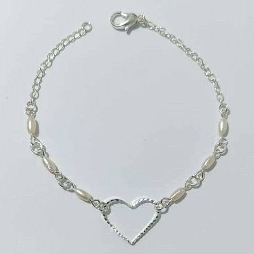 PULSEIRA FOLHEADA A PRATA COM 50 MILÉSIMOS + VERNIZ DIAMOND - PULSEIRA 17CM COM PÉROLAS E CORAÇÃO VAZADO - PRA893