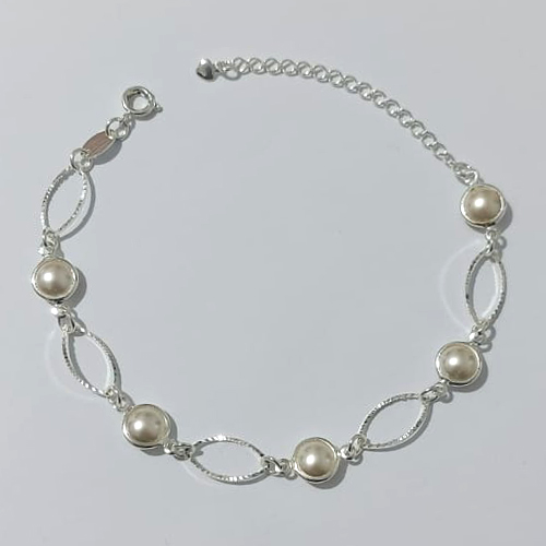 PULSEIRA FOLHEADA A PRATA COM 50 MILÉSIMOS + VERNIZ DIAMOND - PULSEIRA 18CM + EXTENSOR COM PÉROLA E ELEMENTOS VAZADOS - PRA894