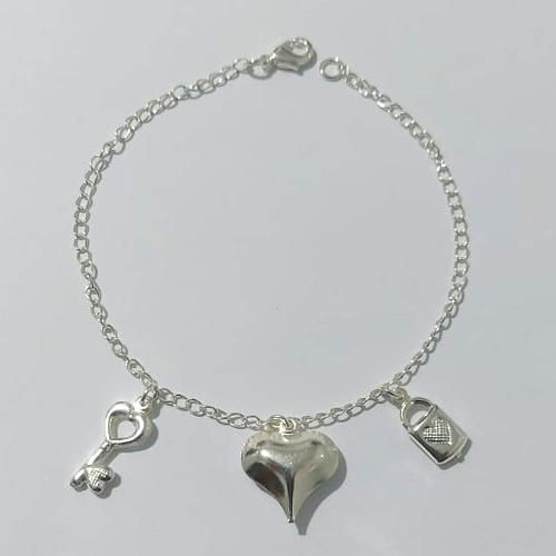 PULSEIRA FOLHEADA A PRATA COM 50 MILÉSIMOS + VERNIZ DIAMOND - PULSEIRA 18CM COM CHAVE, CORAÇÃO E CADEADO - PRA905
