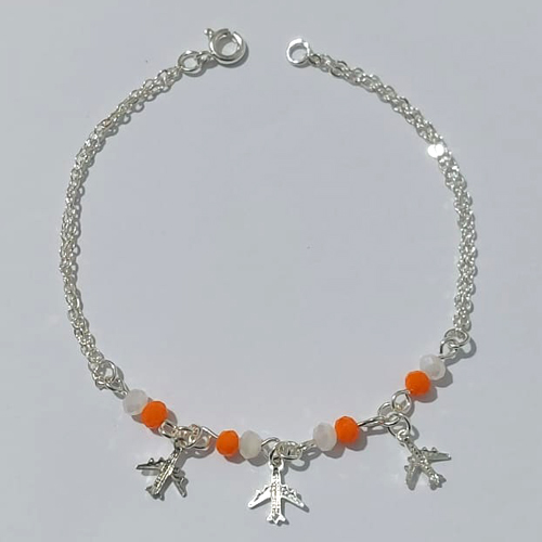 PULSEIRA FOLHEADA A PRATA COM 50 MILÉSIMOS + VERNIZ DIAMOND - PULSEIRA DUPLA 17CM COM MIÇANGAS COLORIDAS E AVIÕES - PRA907