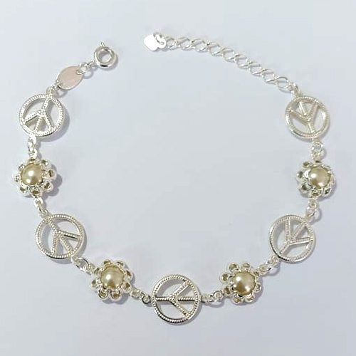 PULSEIRA FOLHEADA A PRATA COM 50 MILÉSIMOS + VERNIZ DIAMOND - PULSEIRA 18CM + EXTENSOR COM PÉROLAS E SIMBOLO - PRA920