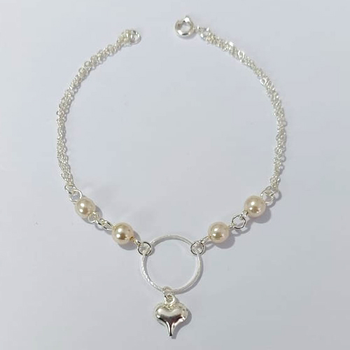 PULSEIRA FOLHEADA A PRATA COM 50 MILÉSIMOS + VERNIZ DIAMOND - PULSEIRA DUPLA 19CM COM PÉROLAS E CORAÇÃO DUPLO - PRA926