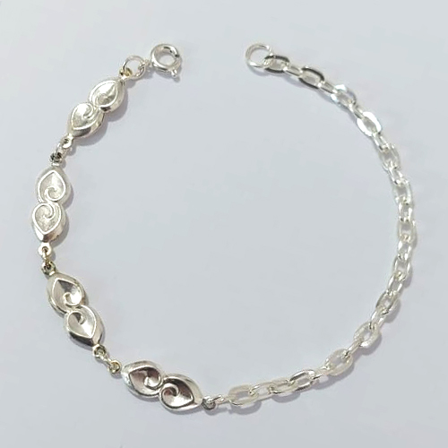 PULSEIRA FOLHEADA A PRATA COM 50 MILÉSIMOS + VERNIZ DIAMOND - PULSEIRA 18CM COM CORAÇÕES - PRA930