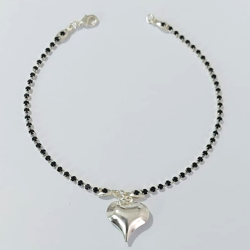 PULSEIRA FOLHEADA A PRATA COM 50 MILÉSIMOS + VERNIZ DIAMOND - PULSEIRA 19CM COM ZIRCÔNIAS NEGRAS E CORAÇÃO DUPLO - PRA931