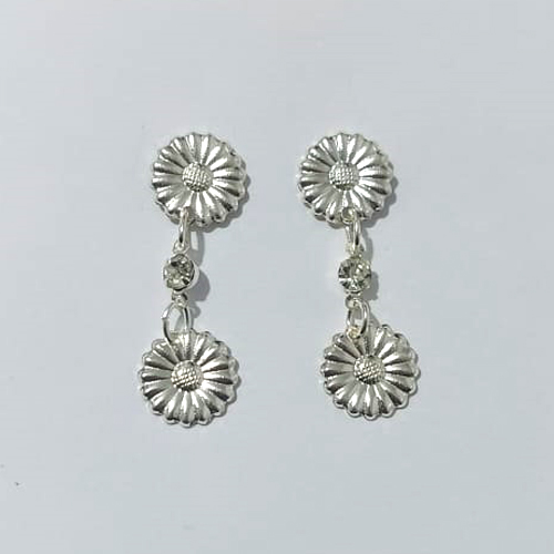 BRINCO FOLHEADO A PRATA COM 50 MILÉSIMOS + VERNIZ DIAMOND - BRINCO DE PINO COM FLORES E PEDRA EM ZIRCÔNIA 31MM - PRA944