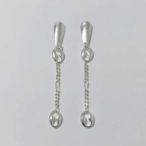 BRINCO FOLHEADO A PRATA COM 50 MILÉSIMOS + VERNIZ DIAMOND - BRINCO DE PINO BASE GOTA E PINGENTE CORRENTE COM ELEMENTOS VAZADOS 58MM - PRA953