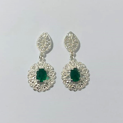 BRINCO FOLHEADO A PRATA COM 50 MILÉSIMOS + VERNIZ DIAMOND - BRINCO DE PINO BASE FOLHA VAZADA E PINGENTE FLOR COM ZIRCÔNIA VERDE 36MM - PRA954