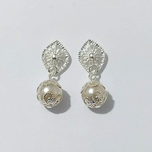 BRINCO FOLHEADO A PRATA COM 50 MILÉSIMOS + VERNIZ DIAMOND - BRINCO DE PINO BASE VAZADA E ESFERA 30MM - PRA957