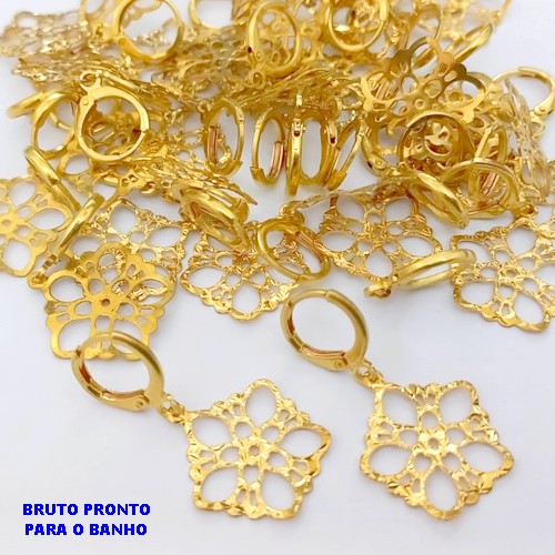 BRINCO NO BRUTO PRONTO PARA BANHO (CX177) (100% LATÃO) - BRINCO DE ARGOLINHA DE PRESSÃO(TRANQUETA)-TAMANHO UMA FLOR DE 1.8CM - PESO TOTAL 1.4GR - BRU25424