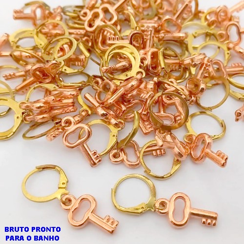 BRINCO NO BRUTO PRONTO PARA BANHO (CX178) (100% LATÃO) -BRINCO COM ARGOLINHA DE PRESSÃO(TRANQUETA) COM PINGENTE DE CHAVE EM ABS - PESO TOTAL 1.6GR - BRU25441