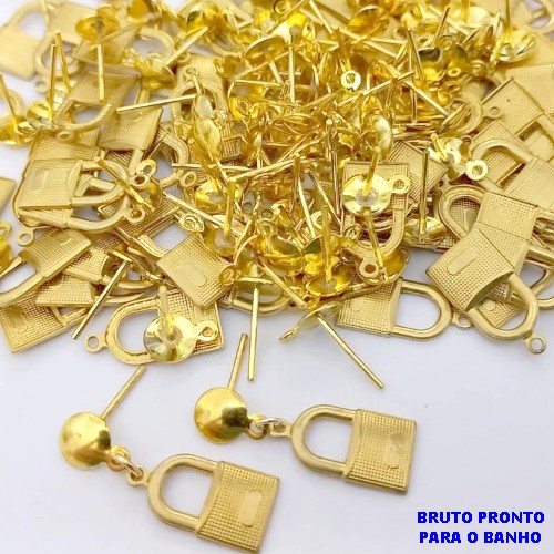 BRINCO NO BRUTO PRONTO PARA BANHO (CX178) (100% LATÃO) -BRINCO COM BASE DE PINO TRADICIONAL COM PINGENTE DE CADEADO- PESO TOTAL 1.2GR - BRU25442