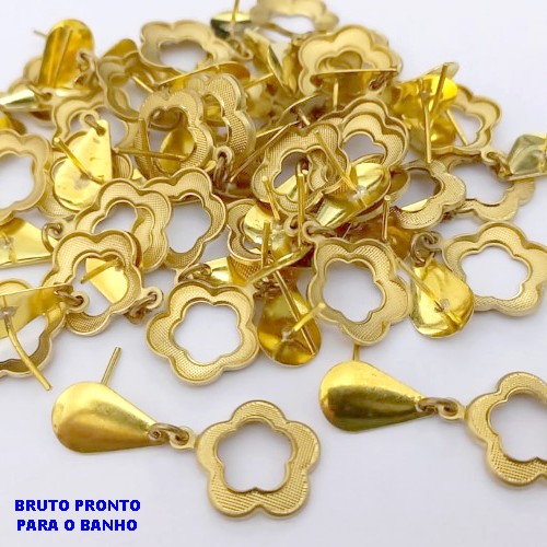 BRINCO NO BRUTO PRONTO PARA BANHO (CX178) (100% LATÃO) -BRINCO COM BASE DE PINO TRADICIONAL COM PINGENTE DE FLOR - PESO TOTAL 1.6GR - BRU25444