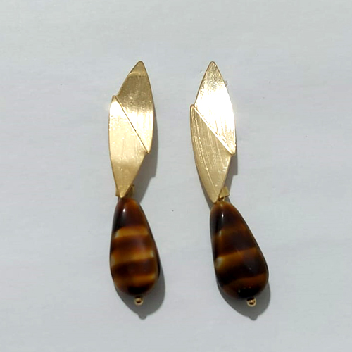 BRINCO FOLHEADO A OURO - BANHADO COM 5 MILÉSIMOS + VERNIZ DIAMOND - BRINCO DE PINO BASE FOLHA E PEDRA NATURAL 24MM - OURO1300
