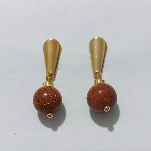 BRINCO FOLHEADO A OURO - BANHADO COM 5 MILÉSIMOS + VERNIZ DIAMOND - BRINCO DE PINO BASE GOTA E ACRÍLICO MARROM 8MM - OURO1303