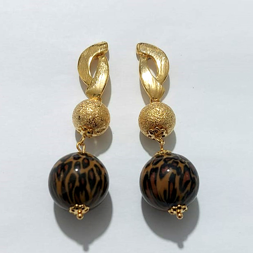 BRINCO FOLHEADO A OURO - BANHADO COM 5 MILÉSIMOS + VERNIZ DIAMOND - BRINCO DE PINO BASE VAZADA E PINGENTE PEDRA SINTÉTICA E ESFERA COM BRILHOS 55MM - OURO1306